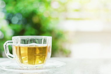 İçki ve içecek konsepti için bulanık doğal yeşil arka plana karşı çay