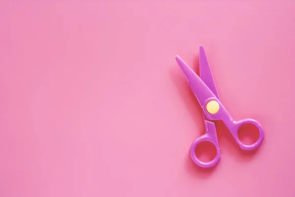 Tijeras Sobre Fondo Rosa Con Espacio Copia Para Oficina Escuela —  Fotos de Stock