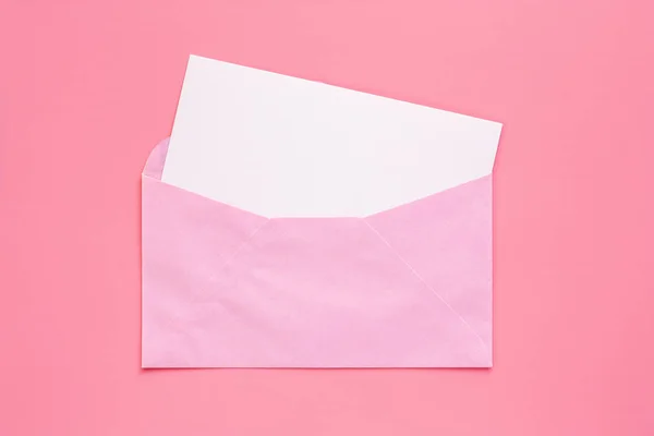 Рожевий Конверт Порожньою Білою Вітальною Паперовою Карткою Рожевому Фоні — стокове фото