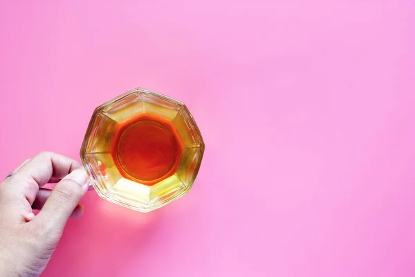 Taza Mano Sobre Fondo Rosa Para Bebidas Bebidas —  Fotos de Stock