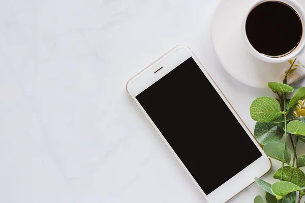 Smartphone Con Tazza Caffè Bouquet Foglie Sfondo Marmo Bianco Tecnologia — Foto Stock