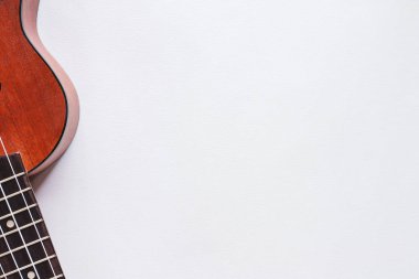 Beyaz arka plan üzerinde ukulele müzikal enstrüman ve gevşeme konsepti için