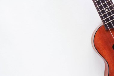 Beyaz arka plan üzerinde ukulele müzikal enstrüman ve gevşeme konsepti için