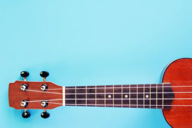 Müzik aleti, Hobiler ve dinlenme konsepti için mavi arka plan üzerinde ukulele