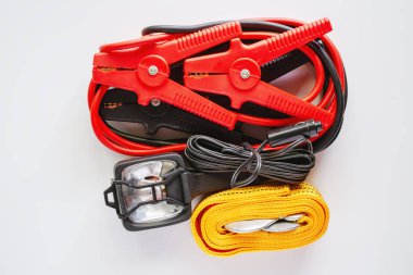 Araç acil durum kiti araç ve ulaşım konsepti için beyaz arka plan üzerinde