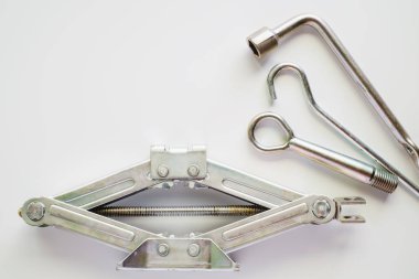 Araç acil durum kiti araç ve ulaşım konsepti için beyaz arka plan üzerinde