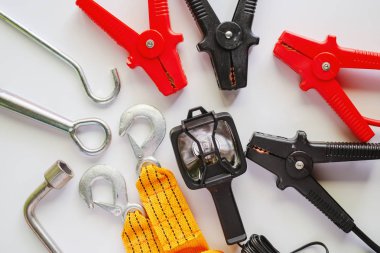 Araç acil durum kiti araç ve ulaşım konsepti için beyaz arka plan üzerinde