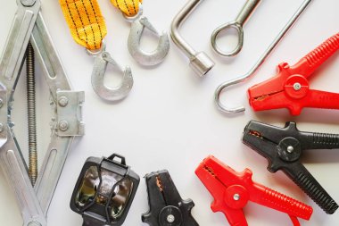 Araç acil durum kiti araç ve ulaşım konsepti için beyaz arka plan üzerinde