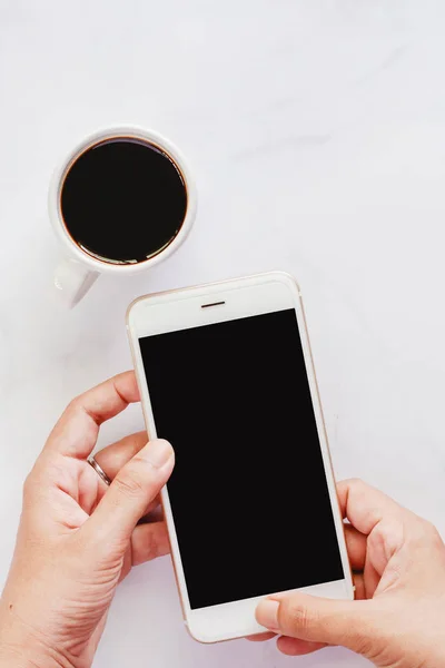 Smartphone Mano Con Taza Café Negro Sobre Fondo Mármol Blanco — Foto de Stock