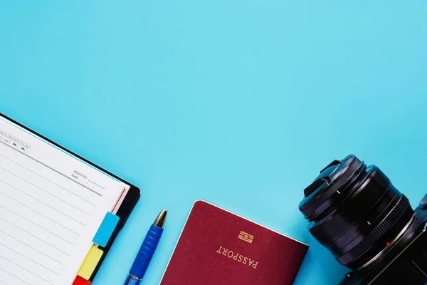 Fotocamera Con Passaporto Notebook Penna Sfondo Blu Concetto Viaggio Pianificazione — Foto Stock