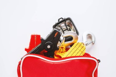 Araç acil durum kiti araç ve ulaşım konsepti için beyaz arka plan üzerinde
