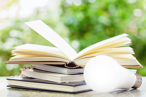 Montón Libros Abiertos Con Lámpara Led Contra Fondo Verde Natural — Foto de Stock