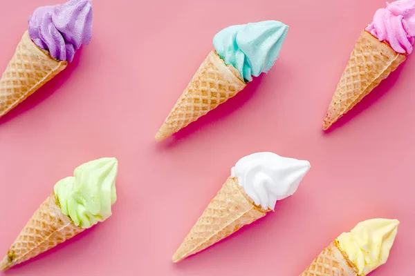 Verschiedene Eistüten Auf Rosa Hintergrund Für Süßes Und Erfrischendes Dessert — Stockfoto