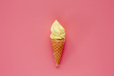 Dondurma külahı tatlı ve serinletici tatlı konsepti için pembe arka plan üzerinde