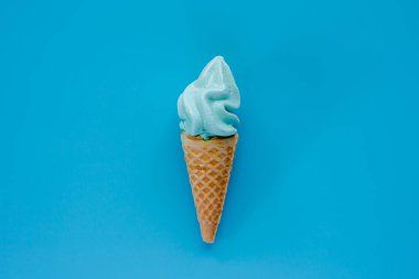 Dondurma külahı tatlı ve serinletici tatlı konsepti için mavi arka plan üzerinde