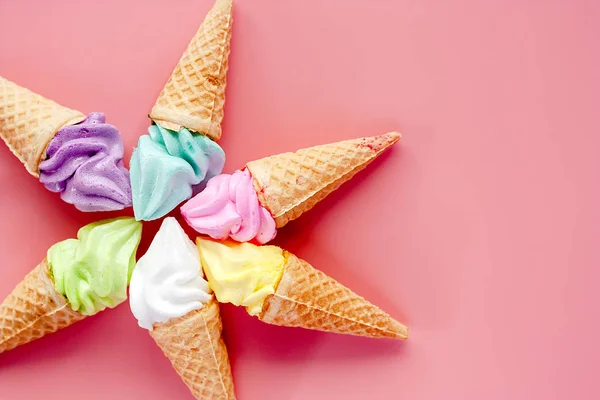Verschiedene Eistüten Auf Rosa Hintergrund Für Süßes Und Erfrischendes Dessert — Stockfoto