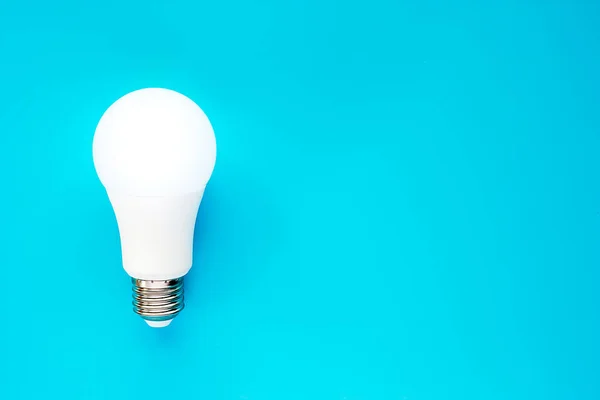 Enerji tasarruf konsept için mavi arka plan üzerinde parlayan Led ampul