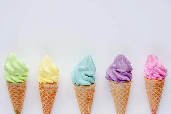 Verschiedene Eistüten Auf Weißem Hintergrund Für Süßes Und Erfrischendes Dessert — Stockfoto