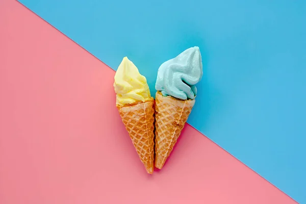两个冰淇淋锥粉红色和蓝色的背景 甜和清爽的甜点概念 — 图库照片
