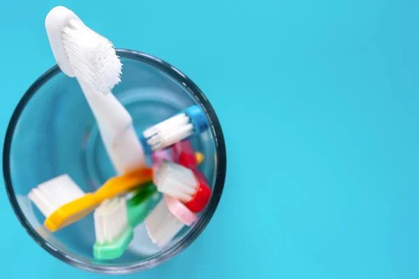 Selective Focus White Toothbrush Transparent Glass Used Cleaning Teeth Blue — Stock Photo, Image