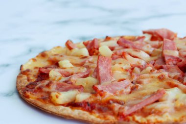 Lezzetli pizza ananas, jambon dilim, pastırma dilimi, mozzarella peyniri, pizza lokanta için beyaz mermer zemin üzerine sos ve kavram yemeye hazır