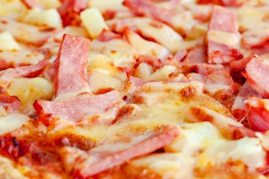 Lezzetli pizza ananas, jambon dilim, pastırma dilimi, mozzarella peyniri, pizza lokanta için sos ve kavram yemeye hazır