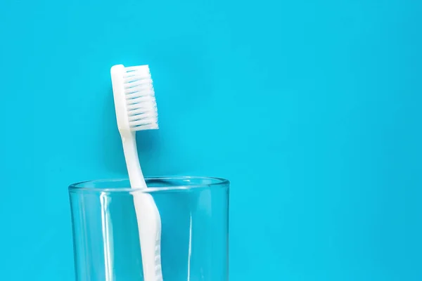 White Toothbrush Transparent Glass Used Cleaning Teeth Blue Background Dental — Stock Photo, Image
