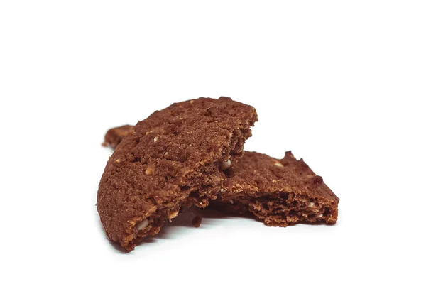 Традиционное шоколадное печенье с кешью на белом фоне — стоковое фото