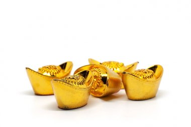 Çin altın sycee veya yuanbao tekne üstüne metin ile külçe yatırım, iş ve finans kavramı için beyaz arka plan üzerinde servet, refah ve mutluluk anlamına gelir