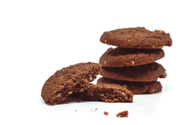 Biscuits au beurre de noix de cajou au chocolat traditionnels sur fond blanc — Photo