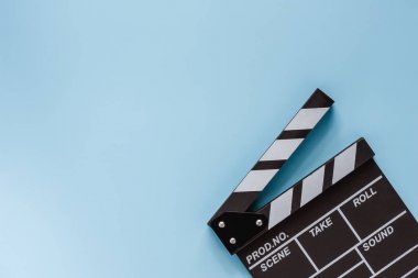 Film leme ekipmanları için mavi arka plan üzerinde film clapper kurulu