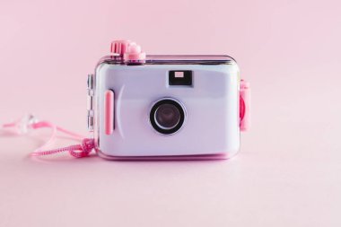Pembe arka planda su geçirmez kamera oyuncağı kopyalama alanı ile