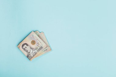 Tayland para birimi, 1000 Baht, Tayland para banknotu mavi arka planda iş ve finans kavramı için fotokopi alanı ile