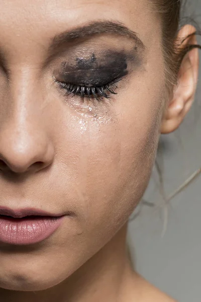 Hüzünlü ağlayan kız gözleri ile bulaşmış makyaj yakın çekim çekim kapalı