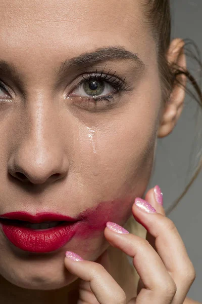 Kırmızı ruj kameraya bakarak bulaşması üzgün ağlayan kız