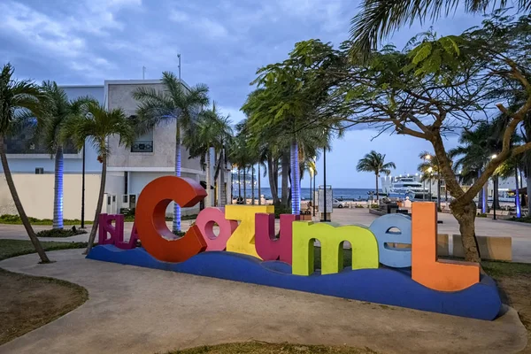 Cozumel selfie işareti Meksika adanın ana meydanında alacakaranlıkta