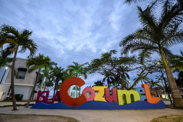 Cozumel selfie işareti Meksika adanın ana meydanında alacakaranlıkta