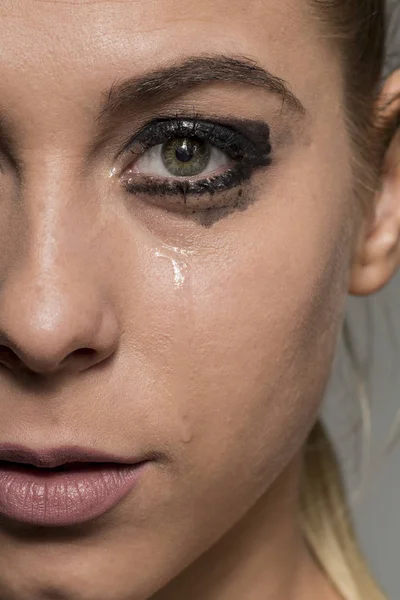 Trauriges Weinendes Mädchen Blickt Mit Verschmiertem Make Die Kamera Stockbild