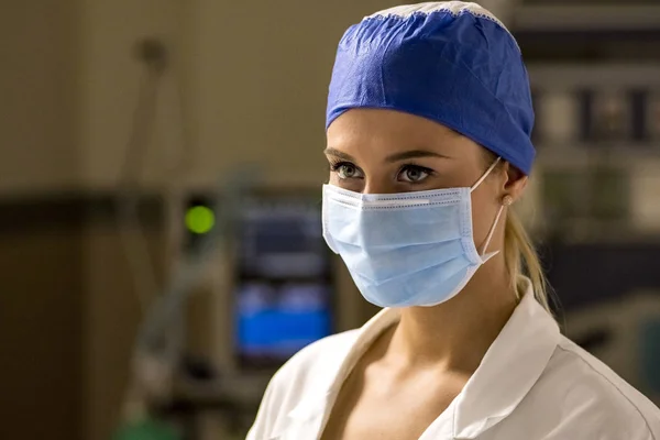 Junge Blonde Krankenschwester Zimmer Mit Maske Und Mütze Stockbild