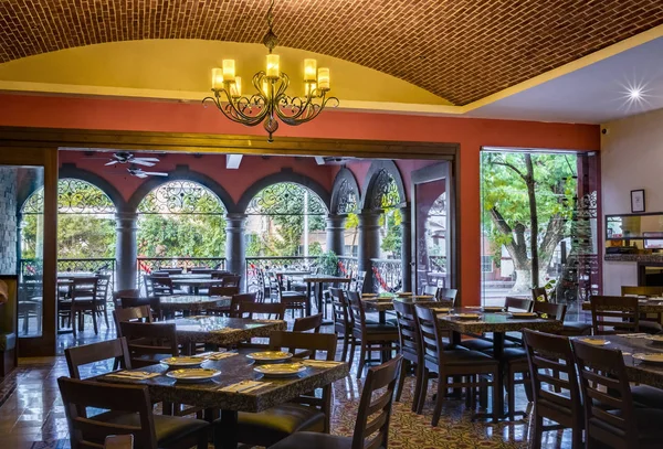 Traditionelles Mexikanisches Restaurant Mexiko Mit Tischen Und Stühlen Kronleuchter Und lizenzfreie Stockfotos