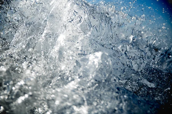 bir mavi gökyüzü arka plan ile güzel doku sıçramasına deniz suyu