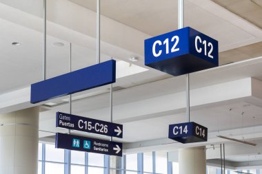 Havaalanı bilgi işaretleri, kapı ve tuvalet yön bilgisi