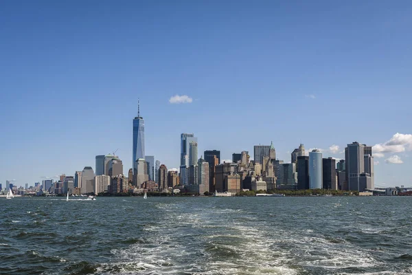 Doğu Nehri aşağı Manhattan manzarası