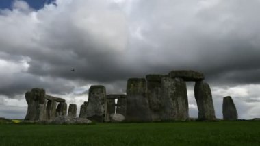 Stonehenge zaman atlamalı bulutlar ile