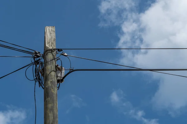 Ahşap sütun elektrik ve iletişim kabloları ve zincir ve bulutlar