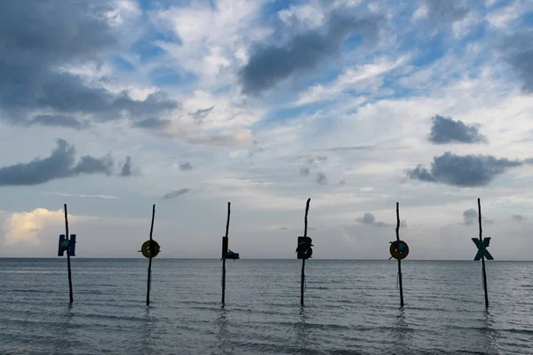 Ahşap direklerin Holbox su mektuplar