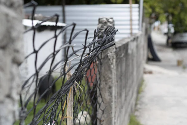 Bulanık Beton çit ve arka sokağa ile kırık tel çit 
