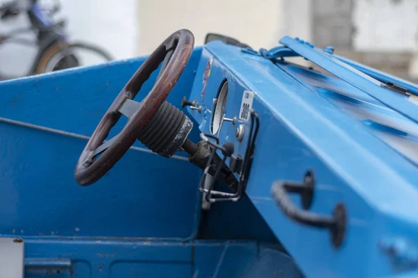 Özel yapım ahşap direksiyon simidi ile mavi Cabrio araba aracınıza