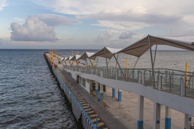 Gün batımı, Playa del Carmen Cozumel için Feribot İskelesi