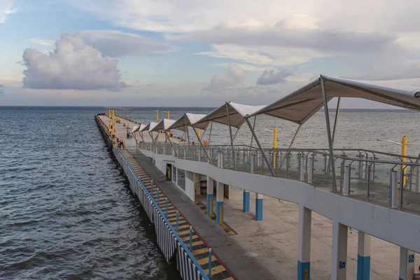 Gün batımı, Playa del Carmen Cozumel için Feribot İskelesi